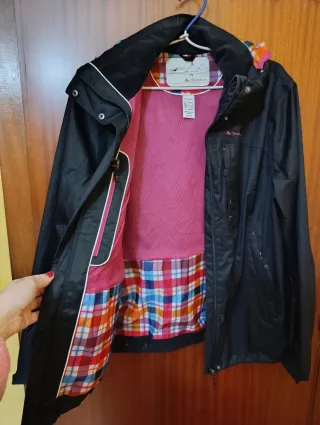 Cazadora impermeable negra y multicolor