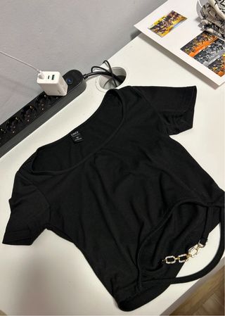 Top negro talla S con detalle cadena