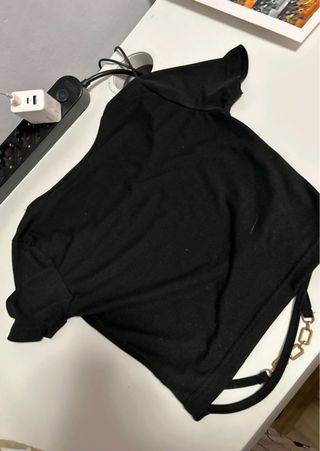 Top negro talla S con detalle cadena