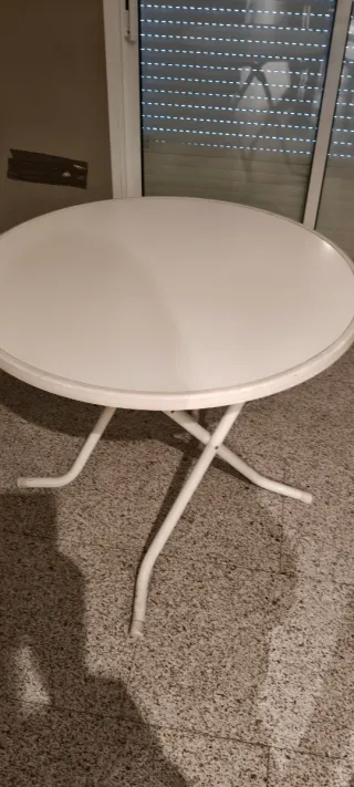 Tavolo rotondo bianco per terrazzo o giardino