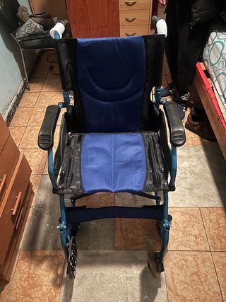 Silla de ruedas azul plegable
