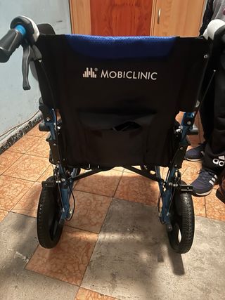 Silla de ruedas azul plegable