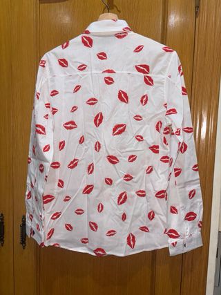 Camisa hombre labios roja y blanca