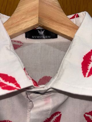 Camisa hombre labios roja y blanca