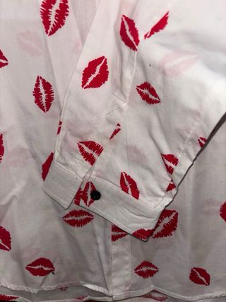 Camisa hombre labios roja y blanca