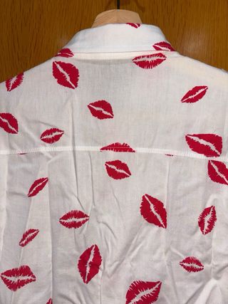 Camisa hombre labios roja y blanca
