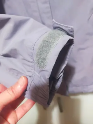 Chubasquero cortavientos morado y rosa