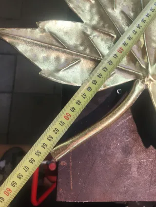 Centro de mesa hoja metal dorada