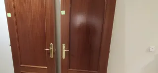 Puerta interior madera marrón, con marcos.