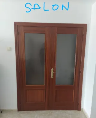 Puerta interior madera marrón, con marcos.