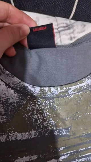 Camiseta hombre gris y verde