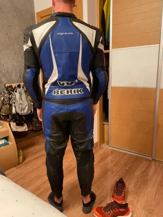 Mono de moto Berik xl 2 piezas y casco.