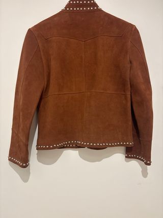 Cazadora ante 100% con tachuelas