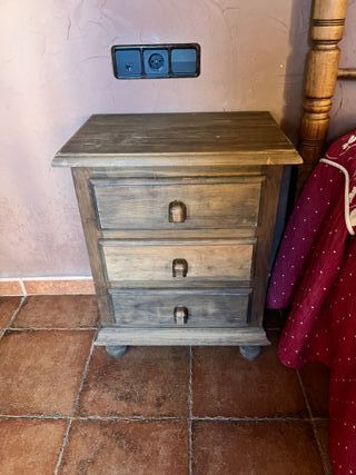 Mesita de noche de madera robusta