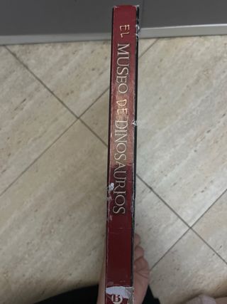 El Museo de Dinosaurios (Albumes Deluxe) (Spani...