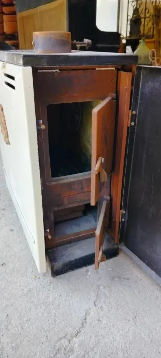 Estufa de fundición para leña o carbón usada está