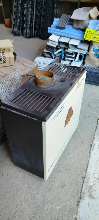 Estufa de fundición para leña o carbón usada está