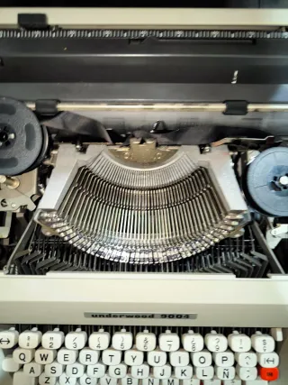Máquina de escribir Olivetti Underwood 9004