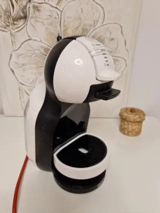Cafetera Dolce Gusto Blanca y Negra