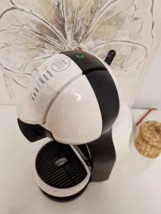Cafetera Dolce Gusto Blanca y Negra