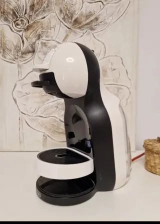 Cafetera Dolce Gusto Blanca y Negra