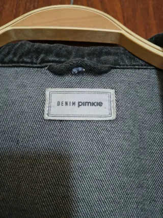 Chaqueta vaquera gris con diseño