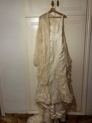 Traje de Novia y Mantilla Beige/Blanco