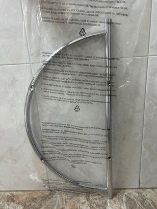 Estantería metálica de baño