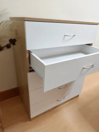 Cómoda 5 cajones blanca y madera roble.