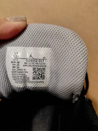 Zapatillas Nike Air Jordan Negras y Doradas