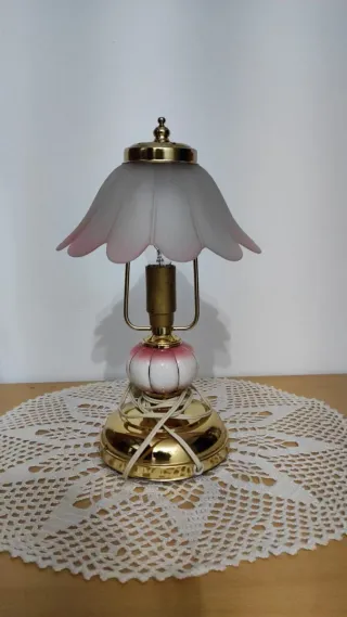 Lámpara de mesa antigua dorada y rosa