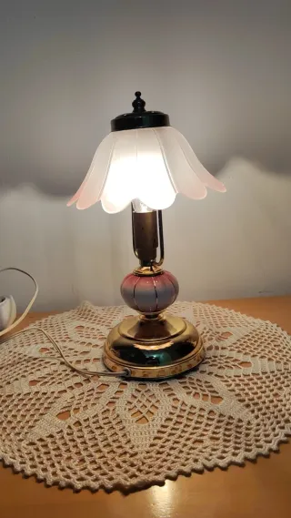 Lámpara de mesa antigua dorada y rosa