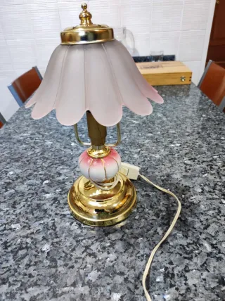 Lámpara de mesa antigua dorada y rosa
