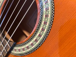 Guitarra clásica de madera en buen estado