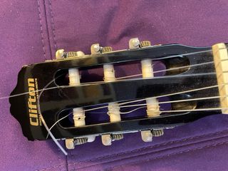 Guitarra clásica de madera en buen estado