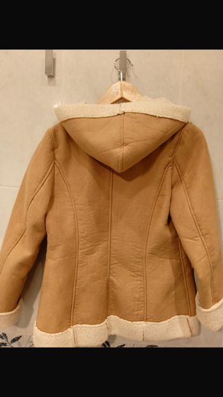 Chaqueta beige con forro blanco