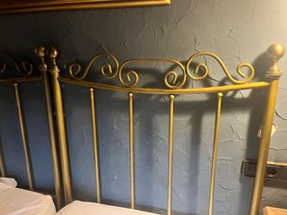 Cabecero de forja dorado para cama de 90