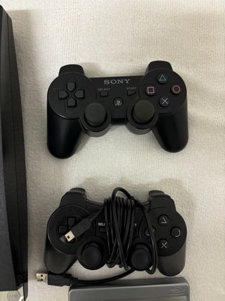 Consola PS3 con 2 mandos y 3 juegos