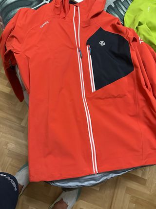 Chaqueta Ternua Gore-Tex Talla XL equivale L otras