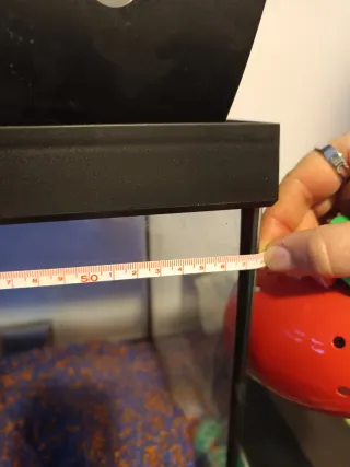 Acuario con grava azul y naranja