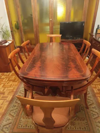 Mesa de comedor y 8 sillas de madera