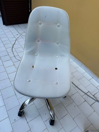 Sedia girevole bianca con base in metallo