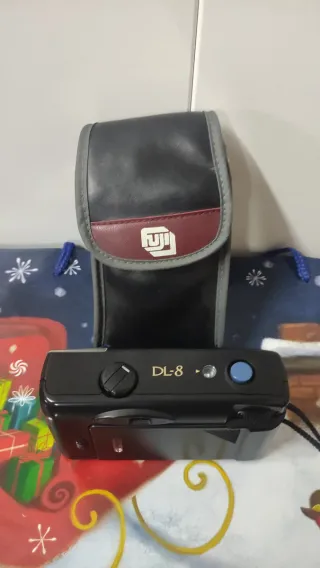 Cámara Fuji DL-8 con funda.