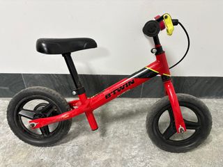 Bicicleta sin pedales Btwin Roja