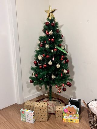 Árbol de Navidad y adornos