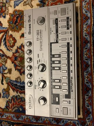 Sintetizador Cyclone Analogic TT-303