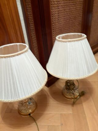 Lámparas de mesa beige y doradas