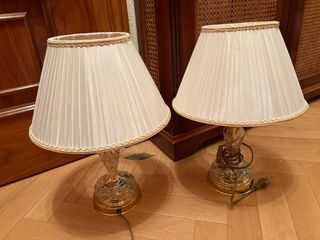 Lámparas de mesa beige y doradas