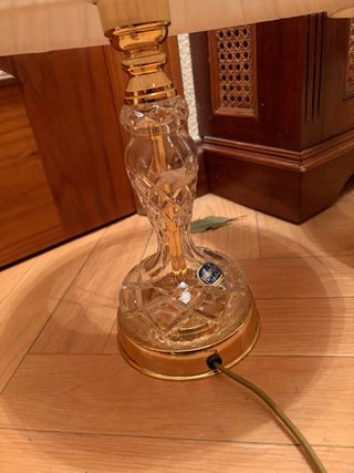 Lámparas de mesa beige y doradas