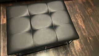 Sofá seccional negro de piel